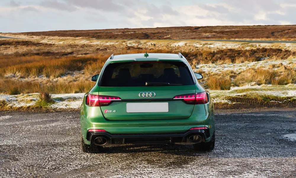 Фото Audi RS4 Avant — вид сзади, фото 8. Графика фонарей, бампер и оформление пятой двери. Насадки выхлопа или их имитация внизу бампера различают версии Audi RS4 Avant — вид сзади, фото 8