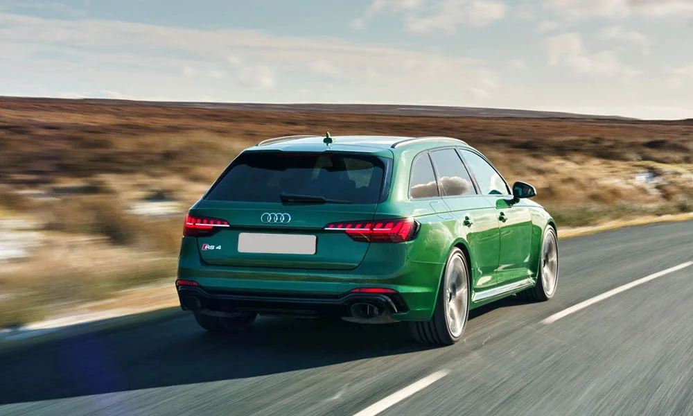 Фото Audi RS4 Avant — вид сзади, фото 9. Линия крыши, стойки и задняя дверь в зелёном исполнении Audi RS4 Avant — вид сзади, фото 9