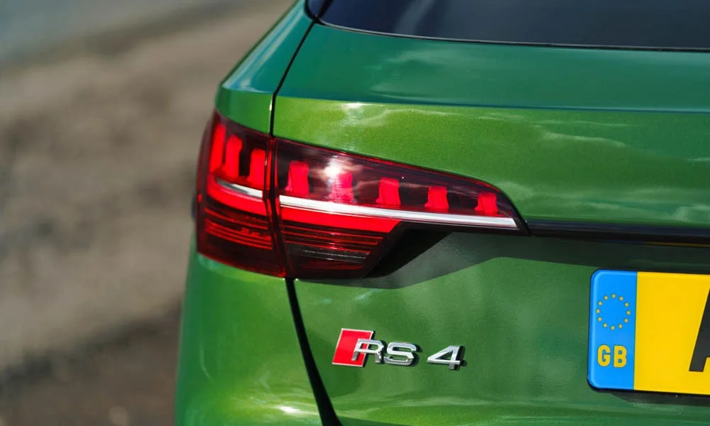 Фото Audi RS4 Avant — вид сзади, фото 10. Зелёный кузов сзади — фонари и бампер определяют ночной образ модели. Насадки выхлопа или их имитация внизу бампера различают версии Audi RS4 Avant — вид сзади, фото 10