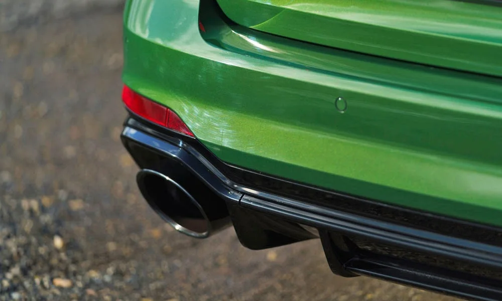 Фото Audi RS4 Avant — вид сзади, фото 11. Графика фонарей, бампер и оформление пятой двери. Светодиодная полоса или раздельные секции — задняя оптика стала главным украшением кормы Audi RS4 Avant — вид сзади, фото 11