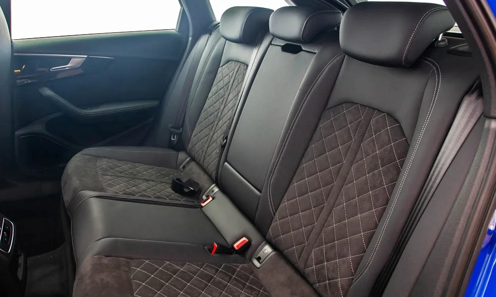 Фото Audi RS4 Avant — задние сиденья, фото 2. Посадка второго ряда: подголовники и подлокотник. Крепления ISOFIX для детских кресел — в основании спинки Audi RS4 Avant — задние сиденья, фото 2