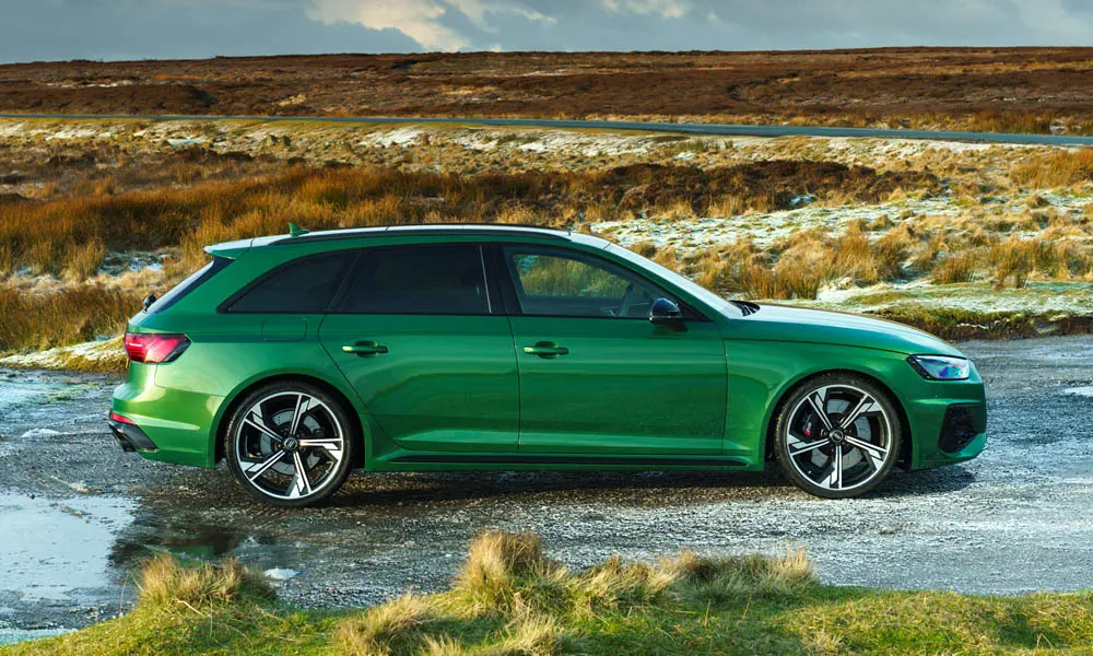 Фото Audi RS4 Avant — вид сбоку, фото 2. Зелёный кузов в профиль — пропорции, высота посадки и дизайн дисков. Длинная база — простор второго ряда; короткие свесы упрощают парковку Audi RS4 Avant — вид сбоку, фото 2