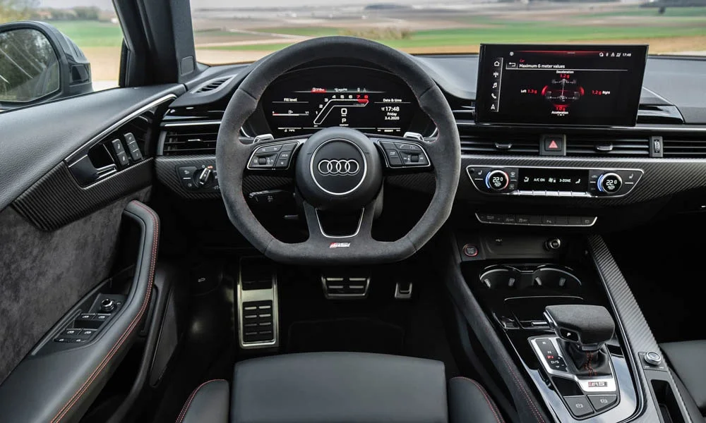 Фото Audi RS4 Avant — руль. Обшивка обода и компоновка спиц крупным планом. Правильная посадка: руки на «9 и 3», приборы читаются поверх обода Audi RS4 Avant — руль