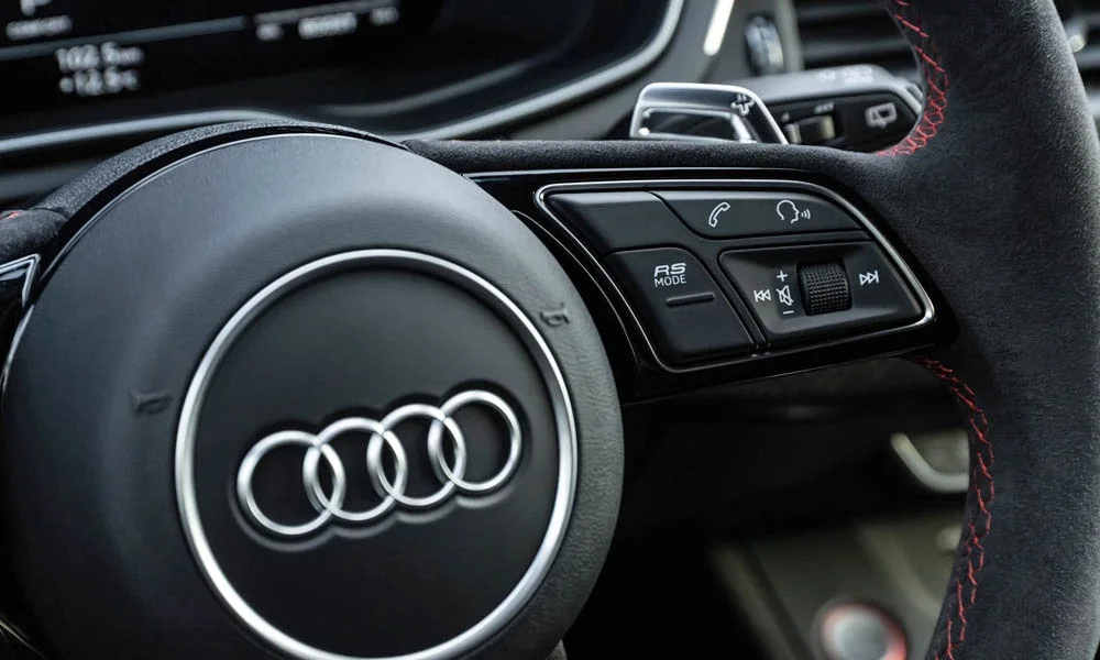 Фото Audi RS4 Avant — руль, фото 2. Обшивка обода и компоновка спиц крупным планом. Обогрев обода — опция, которую оценят зимой Audi RS4 Avant — руль, фото 2