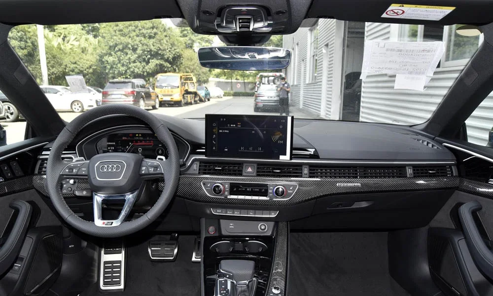 Фото Audi RS5 — передняя панель. Передняя панель в тёмной отделке: расположение экранов и дефлекторов Audi RS5 — передняя панель