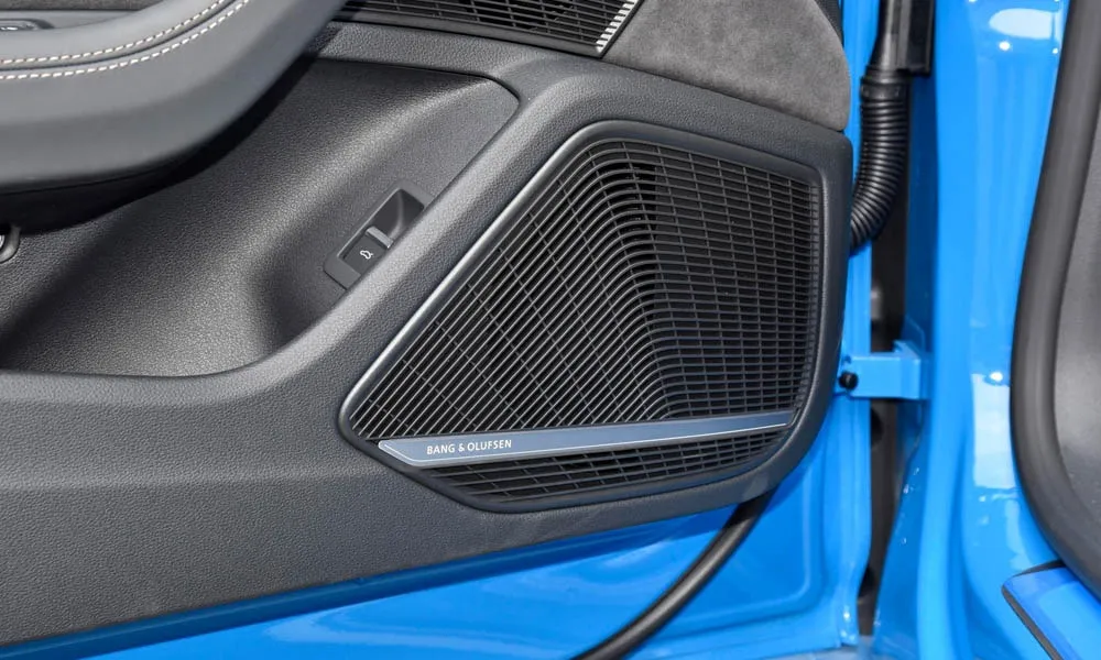 Фото Audi RS5 — дверная карта. Подлокотник, динамик и блок стеклоподъёмников. Мягкая вставка в зоне локтя — то, что чувствуешь каждый день Audi RS5 — дверная карта