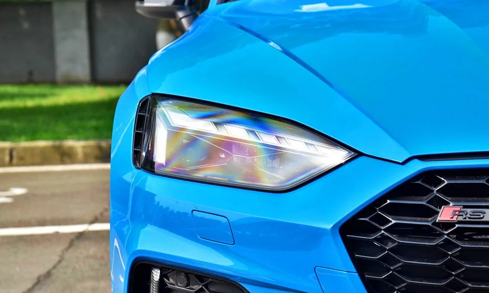 Фото Audi RS5 — вид спереди, фото 4. Анфас: пропорции капота, посадка кузова и графика ходовых огней. Рисунок ходовых огней — подпись модели, по нему её узнают в потоке Audi RS5 — вид спереди, фото 4