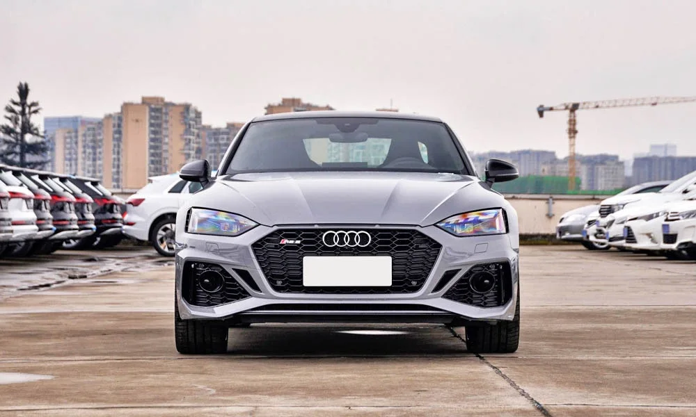 Фото Audi RS5 — вид спереди, фото 6. Кузов в сером цвете: рисунок оптики и решётки задаёт узнаваемое «лицо» модели Audi RS5 — вид спереди, фото 6