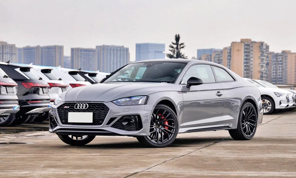 Фото Audi RS5 — вид спереди, фото 7. Серый кузов, строгая симметрия оптики — базовый ракурс знакомства с дизайном Audi RS5 — вид спереди, фото 7
