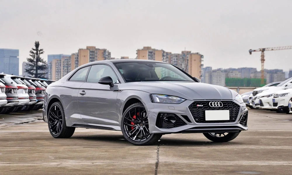 Фото Audi RS5 — вид спереди, фото 8. Оптика, решётка и бампер — первое впечатление о модели. Рисунок ходовых огней — подпись модели, по нему её узнают в потоке Audi RS5 — вид спереди, фото 8