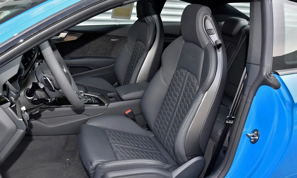 Фото Audi RS5 — передние сиденья. Профиль кресел: боковая поддержка и подголовники. Выраженная боковая поддержка держит в поворотах Audi RS5 — передние сиденья