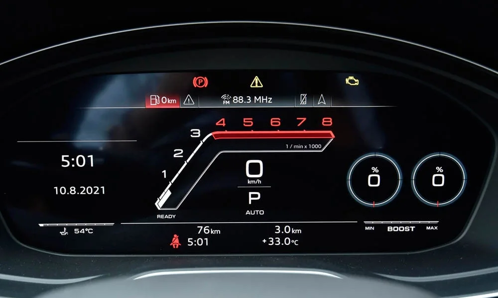 Фото Audi RS5 — приборная панель. Скорость, запас хода и подсказки ассистентов перед глазами. Запас хода и расход выводятся крупно — главные цифры ежедневных поездок Audi RS5 — приборная панель