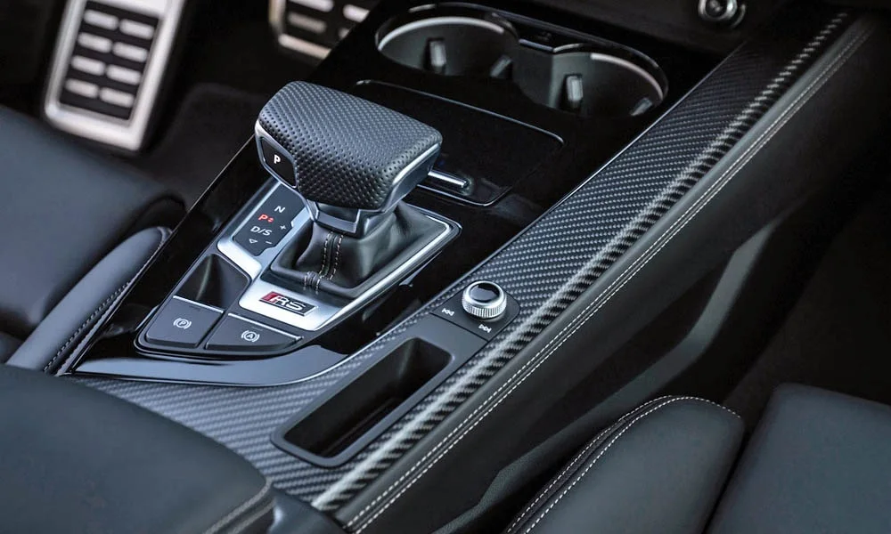 Фото Audi RS5 — селектор коробки передач. Селектор трансмиссии на центральной консоли. Автохолд удерживает машину на светофоре без ноги на тормозе Audi RS5 — селектор коробки передач