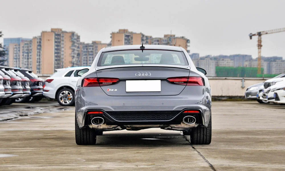 Фото Audi RS5 — вид сзади, фото 6. Графика фонарей, бампер и оформление пятой двери. Светодиодная полоса или раздельные секции — задняя оптика стала главным украшением кормы Audi RS5 — вид сзади, фото 6