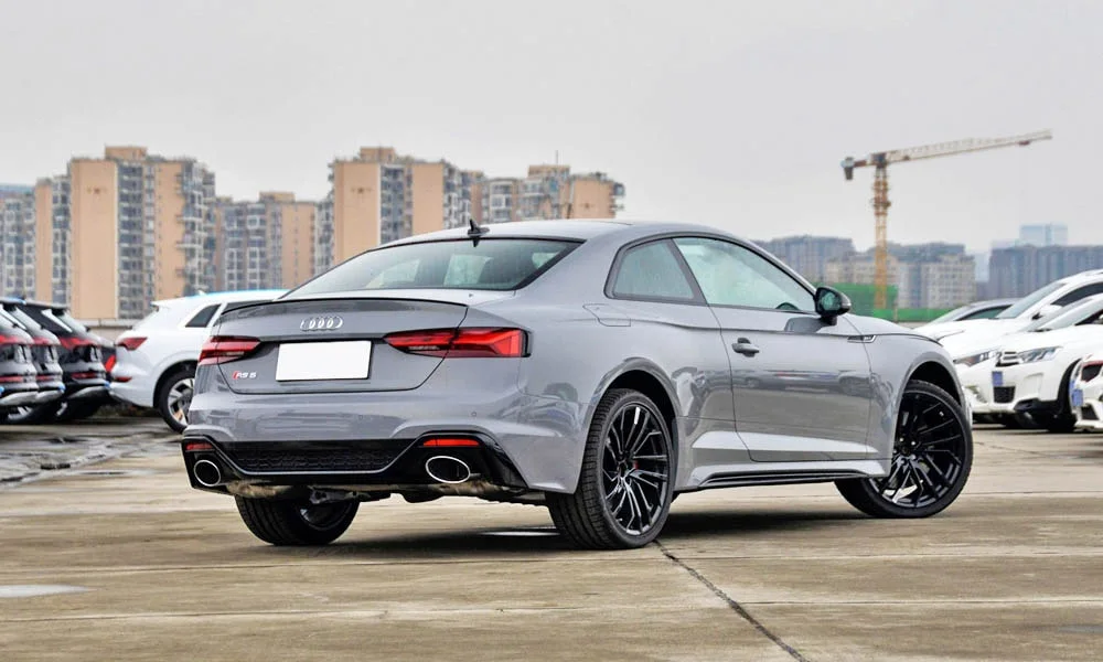Фото Audi RS5 — вид сзади, фото 7. Графика фонарей, бампер и оформление пятой двери. Насадки выхлопа или их имитация внизу бампера различают версии Audi RS5 — вид сзади, фото 7