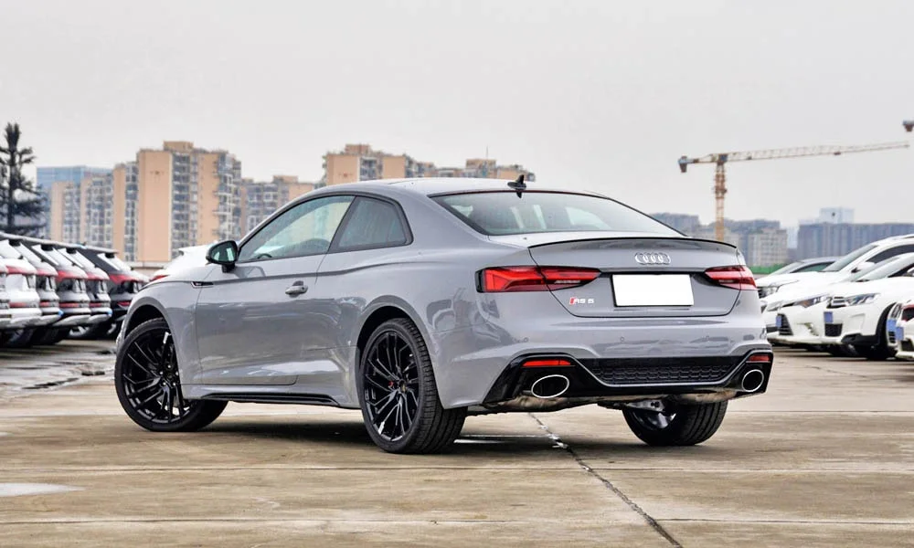 Фото Audi RS5 — вид сзади, фото 8. Корма в сером цвете: графика фонарей и пластика пятой двери. Насадки выхлопа или их имитация внизу бампера различают версии Audi RS5 — вид сзади, фото 8