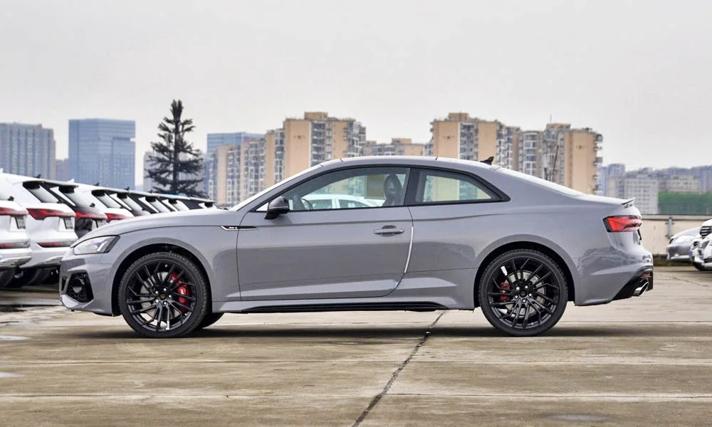 Фото Audi RS5 — вид сбоку, фото 2. Профиль кузова: колёсная база, свесы и линия остекления. Хромированные или чёрные молдинги окон отличают комплектации Audi RS5 — вид сбоку, фото 2