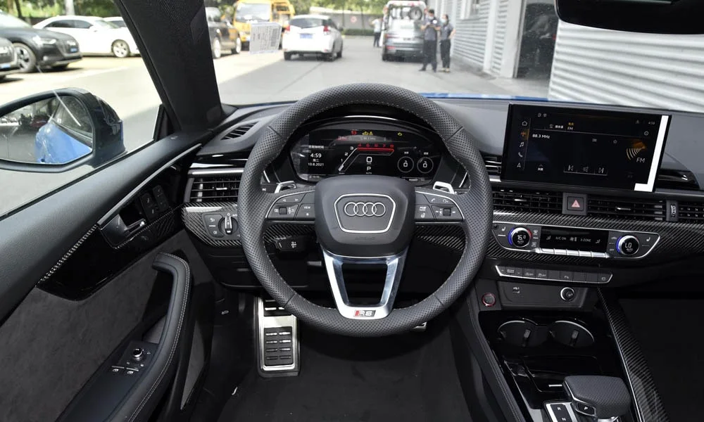 Фото Audi RS5 — руль. Обшивка обода и компоновка спиц крупным планом. Обогрев обода — опция, которую оценят зимой Audi RS5 — руль