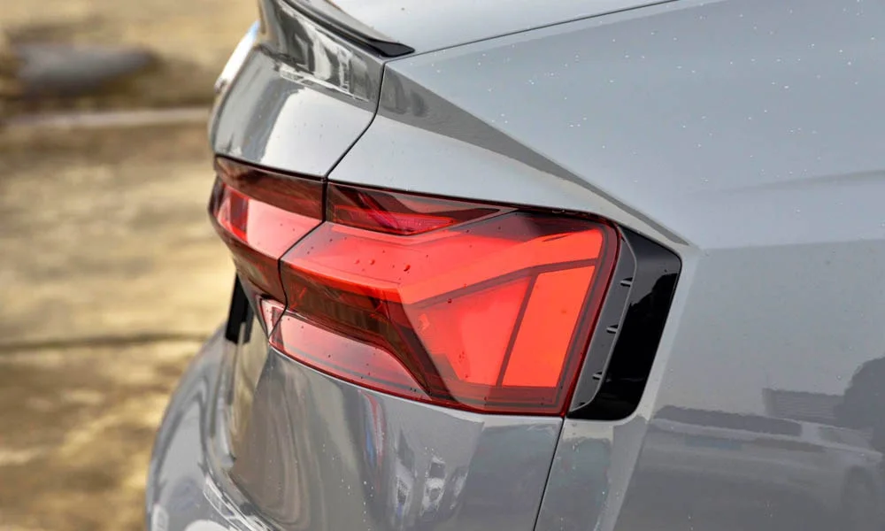Фото Audi RS5 — задние фонари. Рассеиватель фонаря вблизи: компоновка секций габарита, стопа и поворотника Audi RS5 — задние фонари