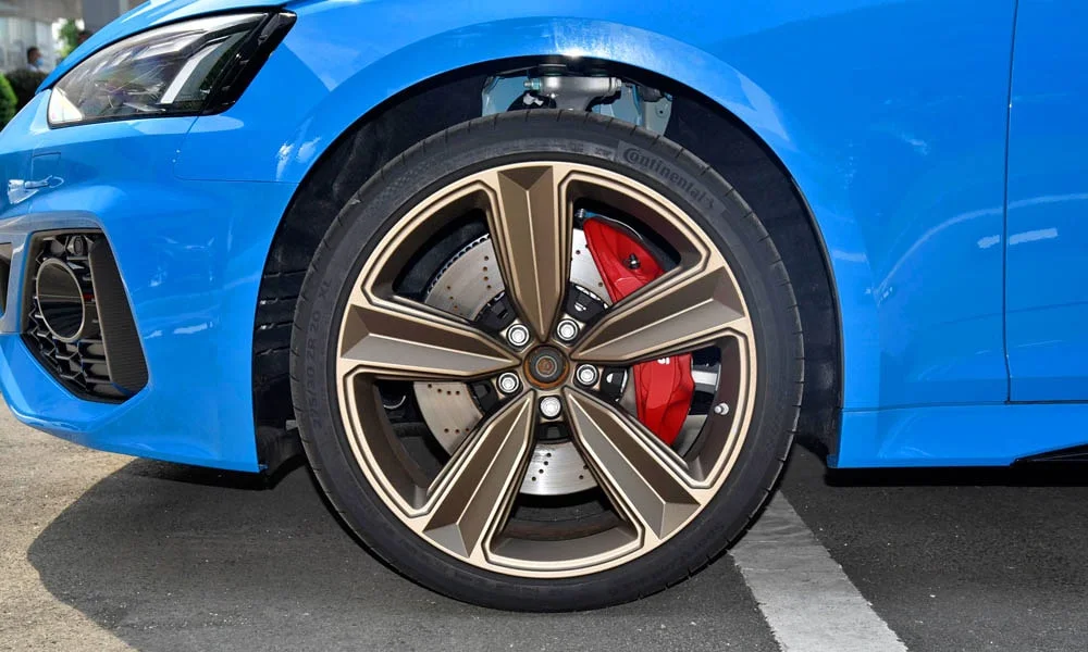 Фото Audi RS5 — колесо и диск. Пятилучевой диск — классика, лёгкая в мойке и визуально стройная Audi RS5 — колесо и диск