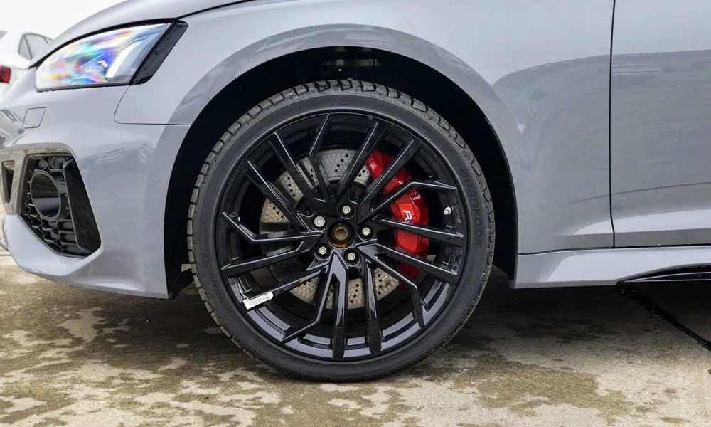 Фото Audi RS5 — колесо и диск, фото 2. Пятилучевой диск — классика, лёгкая в мойке и визуально стройная. Индекс скорости и нагрузки читается на боковине шины Audi RS5 — колесо и диск, фото 2