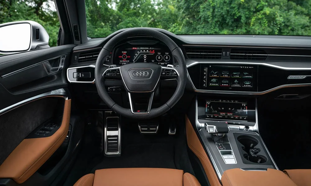 Фото Audi RS6 Avant — передняя панель. Компоновка экранов, дефлекторов и консоли. Минимум физических кнопок — ставка на экранное управление Audi RS6 Avant — передняя панель