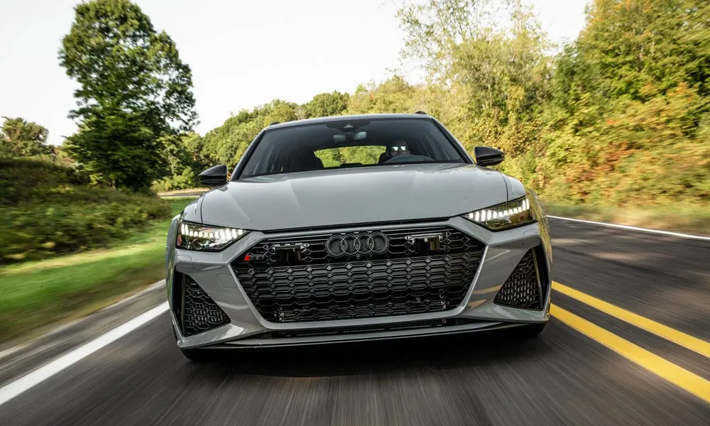 Фото Audi RS6 Avant — вид спереди, фото 3. Кузов в сером цвете: рисунок оптики и решётки задаёт узнаваемое «лицо» модели Audi RS6 Avant — вид спереди, фото 3
