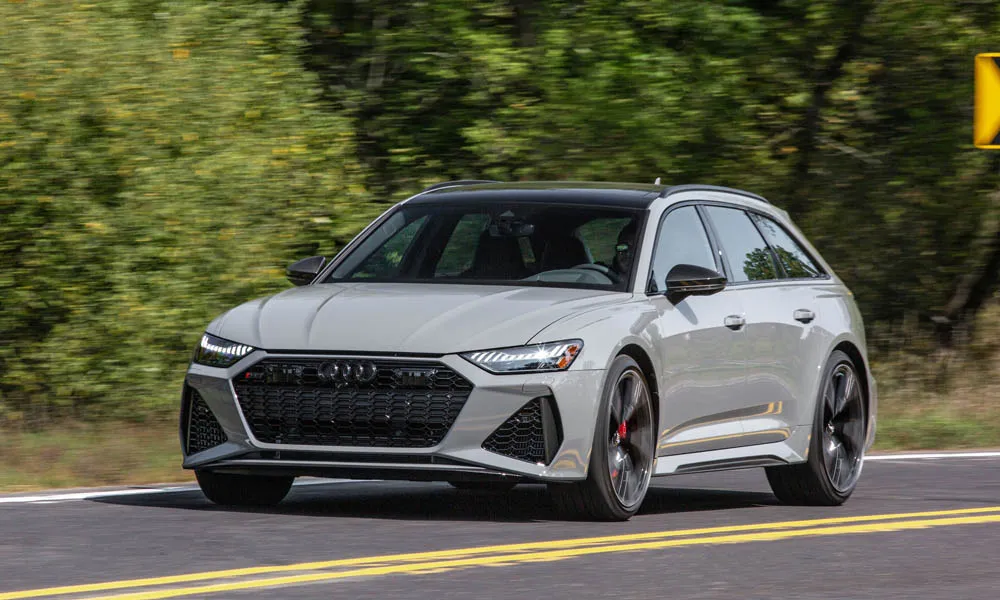 Фото Audi RS6 Avant — вид спереди, фото 4. Передок в сером исполнении — крупная светотехника и выразительный бампер. Дневные ходовые огни включаются автоматически с запуском Audi RS6 Avant — вид спереди, фото 4