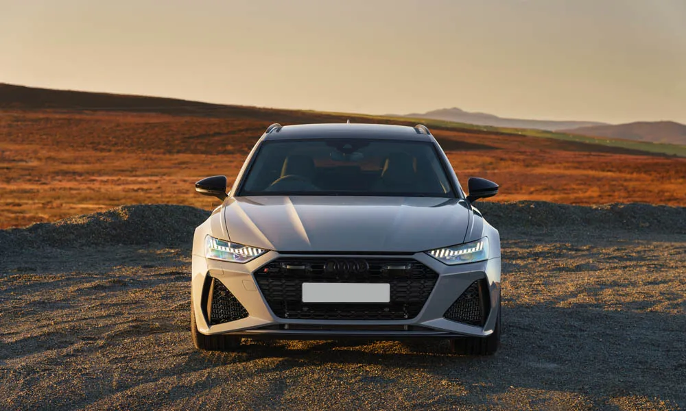 Фото Audi RS6 Avant — вид спереди, фото 6. Оптика, решётка и бампер — первое впечатление о модели. Рисунок ходовых огней — подпись модели, по нему её узнают в потоке Audi RS6 Avant — вид спереди, фото 6