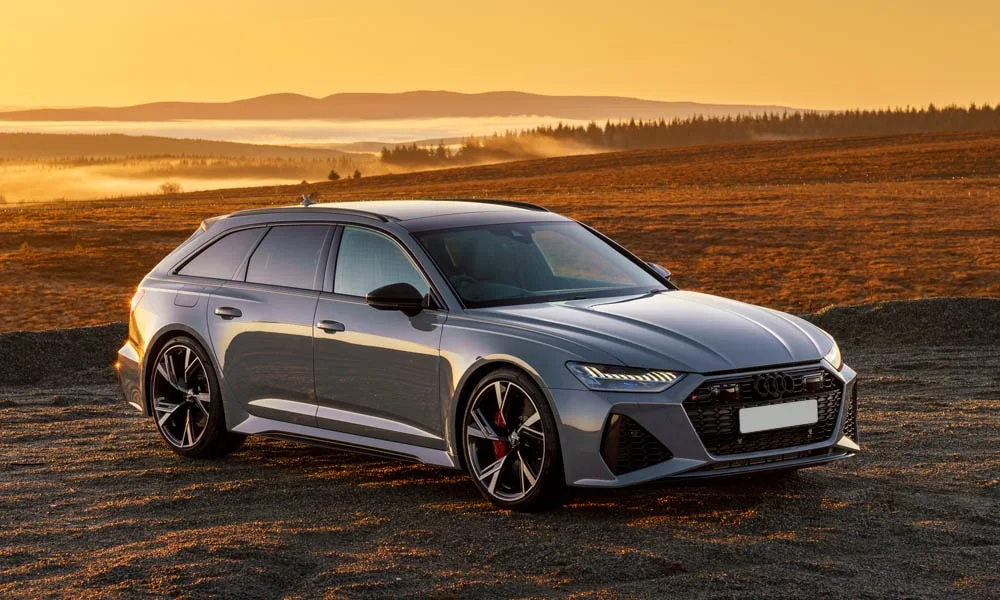 Фото Audi RS6 Avant — вид спереди, фото 7. Анфас: пропорции капота, посадка кузова и графика ходовых огней. Дневные ходовые огни включаются автоматически с запуском Audi RS6 Avant — вид спереди, фото 7