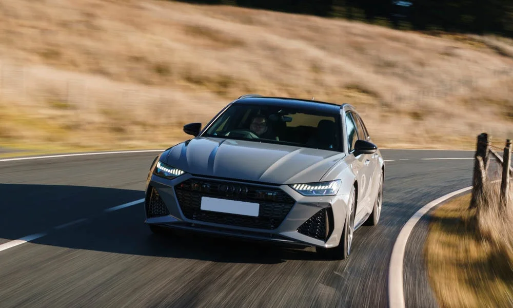 Фото Audi RS6 Avant — вид спереди, фото 8. Оптика, решётка и бампер — первое впечатление о модели Audi RS6 Avant — вид спереди, фото 8