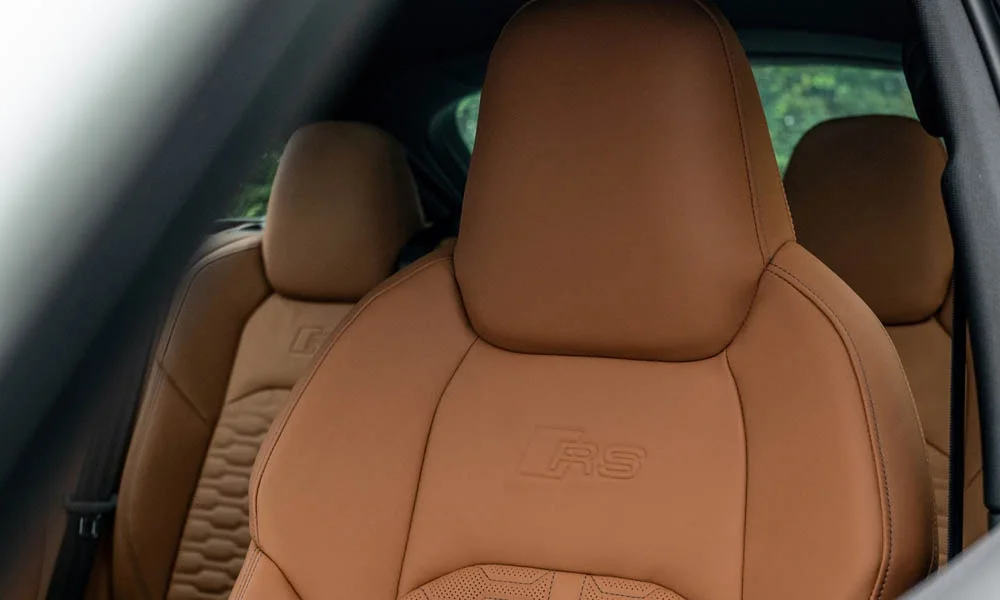 Фото Audi RS6 Avant — передние сиденья. Профиль кресел: боковая поддержка и подголовники. Регулировки с памятью возвращают кресло под водителя одним нажатием — у версий с электроприводом Audi RS6 Avant — передние сиденья