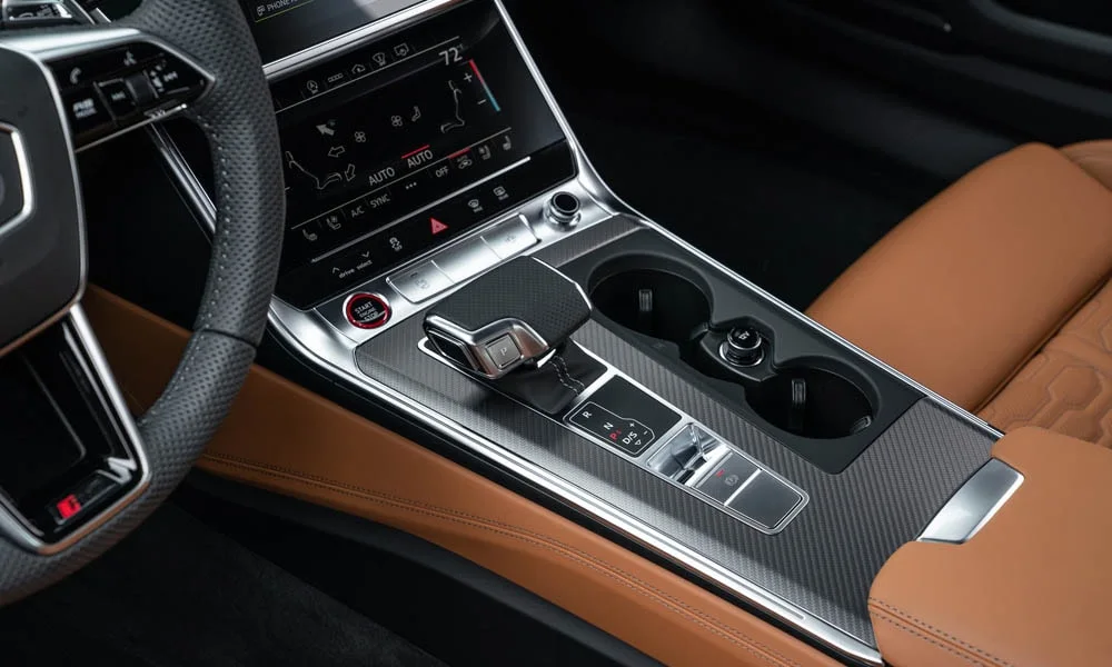 Фото Audi RS6 Avant — селектор коробки передач. Селектор трансмиссии на центральной консоли. Автохолд удерживает машину на светофоре без ноги на тормозе Audi RS6 Avant — селектор коробки передач