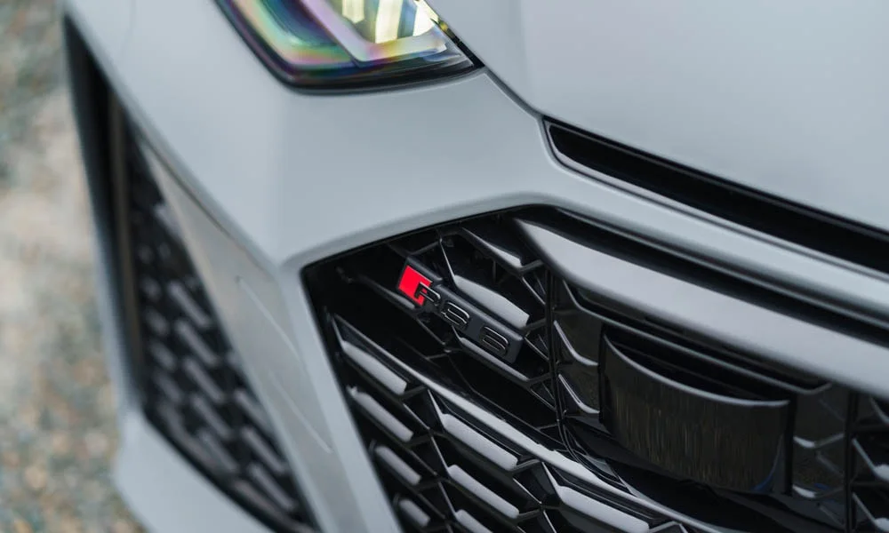 Фото Audi RS6 Avant — решётка радиатора, фото 2. Рисунок решётки: сетка, ламели или глухая панель у электроверсий. Активные жалюзи за решёткой закрываются на трассе ради аэродинамики — есть у ряда моделей Audi RS6 Avant — решётка радиатора, фото 2