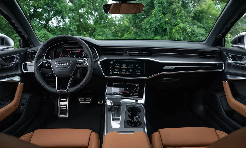 Фото Audi RS6 Avant — интерьер. Общий план салона: посадка, материалы и организация пространства в коричневой гамме Audi RS6 Avant — интерьер