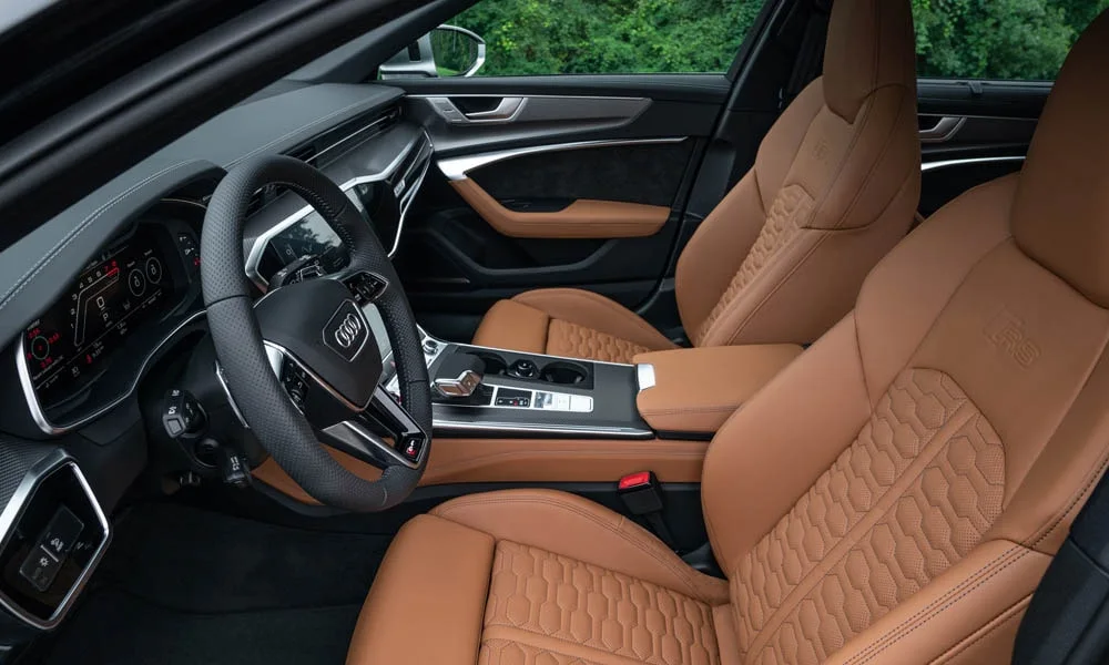Фото Audi RS6 Avant — интерьер, фото 2. Общий план салона: архитектура панели, консоль и кресла. Светлая гамма зрительно расширяет салон, тёмная — практичнее в уходе Audi RS6 Avant — интерьер, фото 2