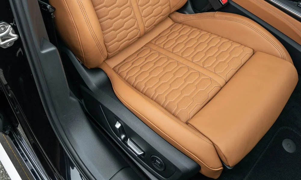 Фото Audi RS6 Avant — интерьер, фото 3. Общий план салона: архитектура панели, консоль и кресла Audi RS6 Avant — интерьер, фото 3