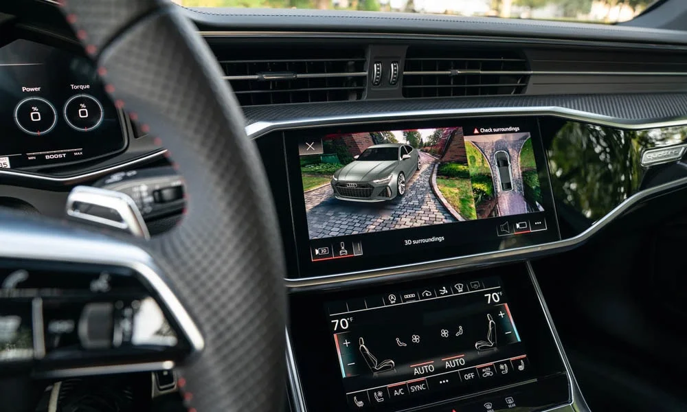 Фото Audi RS6 Avant — экран мультимедиа. Интерфейс медиасистемы крупным планом. Быстрота отклика интерфейса важнее диагонали — оцените её на тест-драйве Audi RS6 Avant — экран мультимедиа