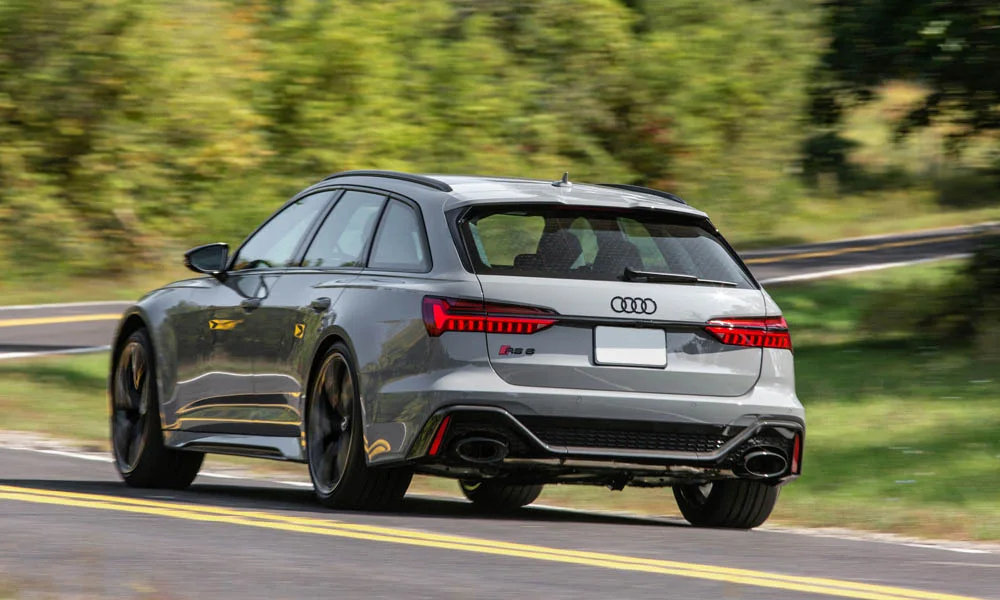 Фото Audi RS6 Avant — вид сзади, фото 3. Серый кузов сзади — фонари и бампер определяют ночной образ модели. Насадки выхлопа или их имитация внизу бампера различают версии Audi RS6 Avant — вид сзади, фото 3
