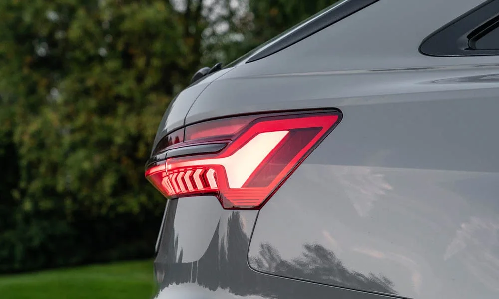 Фото Audi RS6 Avant — вид сзади, фото 4. Серый кузов сзади — фонари и бампер определяют ночной образ модели. Насадки выхлопа или их имитация внизу бампера различают версии Audi RS6 Avant — вид сзади, фото 4