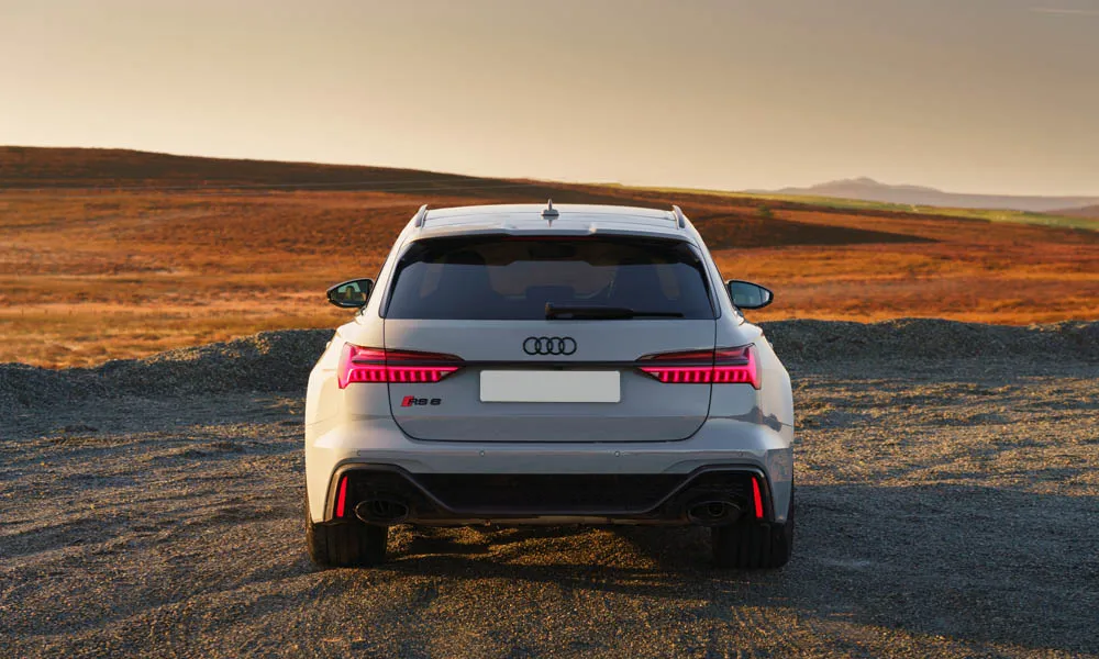 Фото Audi RS6 Avant — вид сзади, фото 5. Линия крыши, стойки и задняя дверь в белом исполнении. Светодиодная полоса или раздельные секции — задняя оптика стала главным украшением кормы Audi RS6 Avant — вид сзади, фото 5