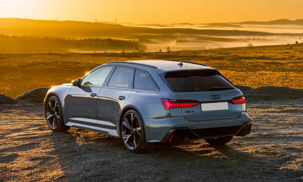 Фото Audi RS6 Avant — вид сзади, фото 6. Корма в сером цвете: графика фонарей и пластика пятой двери. Насадки выхлопа или их имитация внизу бампера различают версии Audi RS6 Avant — вид сзади, фото 6