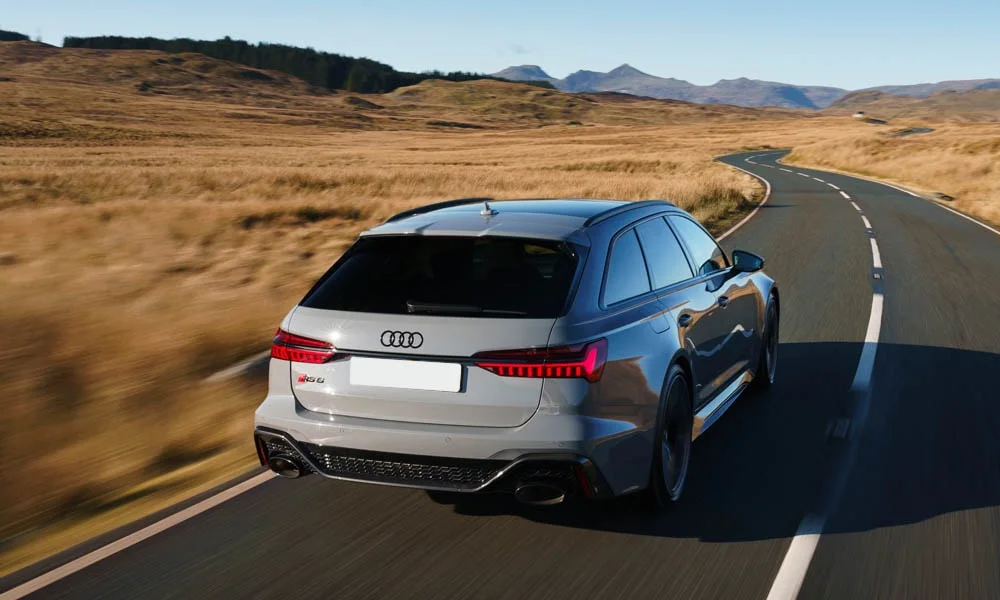 Фото Audi RS6 Avant — вид сзади, фото 7. Графика фонарей, бампер и оформление пятой двери Audi RS6 Avant — вид сзади, фото 7