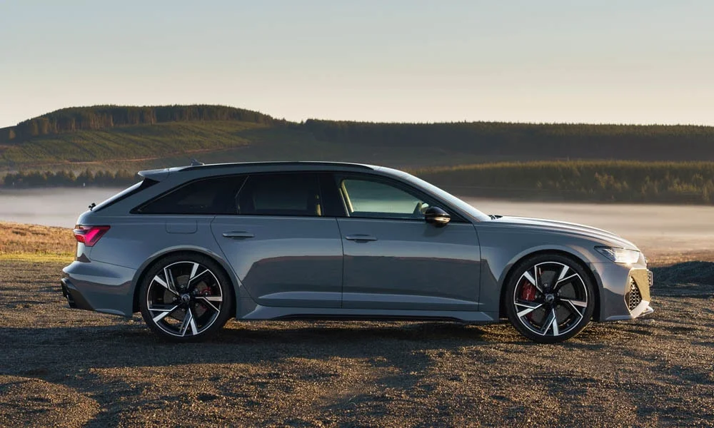 Фото Audi RS6 Avant — вид сбоку, фото 2. Профиль кузова: колёсная база, свесы и линия остекления. Хромированные или чёрные молдинги окон отличают комплектации Audi RS6 Avant — вид сбоку, фото 2