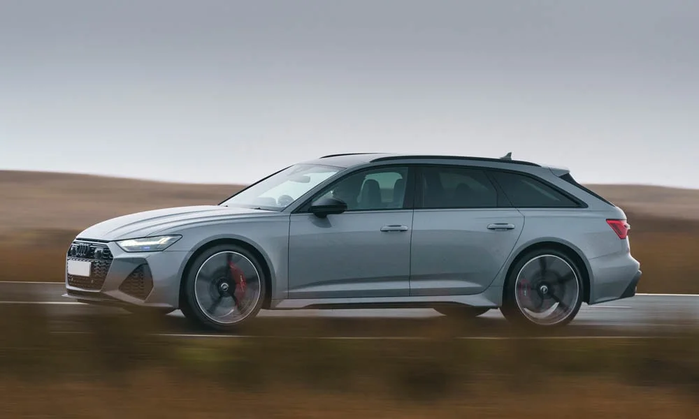 Фото Audi RS6 Avant — вид сбоку, фото 3. Профиль кузова: колёсная база, свесы и линия остекления. Хромированные или чёрные молдинги окон отличают комплектации Audi RS6 Avant — вид сбоку, фото 3