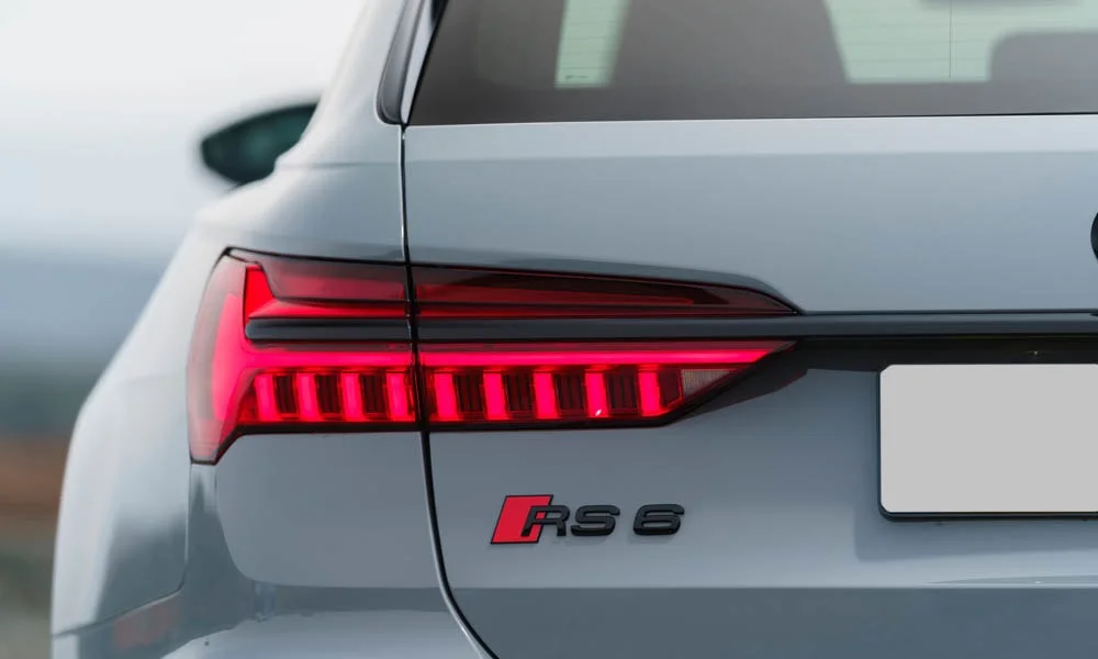 Фото Audi RS6 Avant — задние фонари. Рассеиватель фонаря вблизи: компоновка секций габарита, стопа и поворотника Audi RS6 Avant — задние фонари