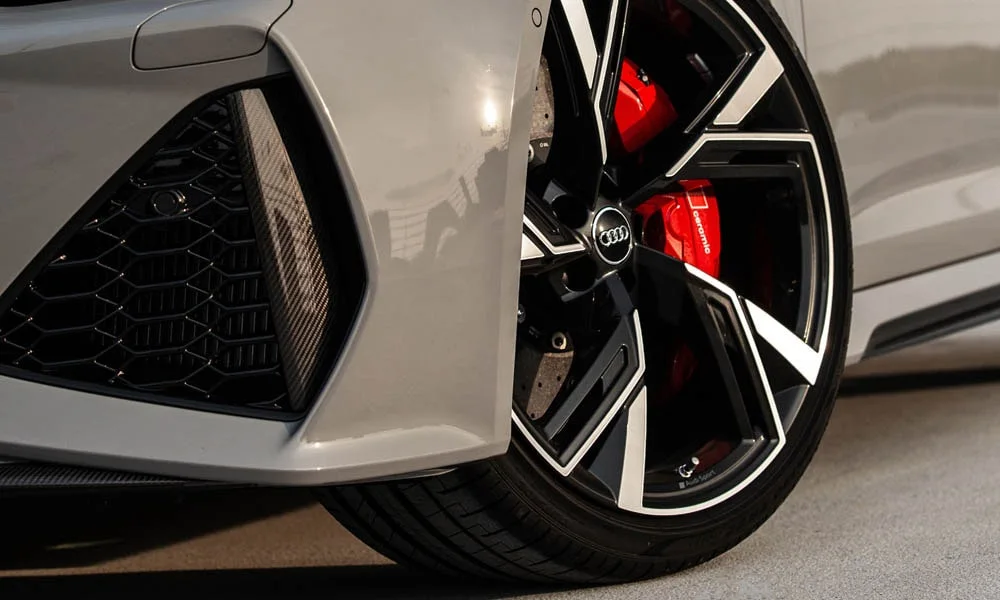 Фото Audi RS6 Avant — колесо и диск. Дизайн спиц и профиль резины крупным планом. При подборе зимнего комплекта сохраняйте наружный диаметр колеса Audi RS6 Avant — колесо и диск