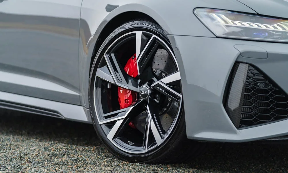 Фото Audi RS6 Avant — колесо и диск, фото 2. Пятилучевой диск — классика, лёгкая в мойке и визуально стройная Audi RS6 Avant — колесо и диск, фото 2