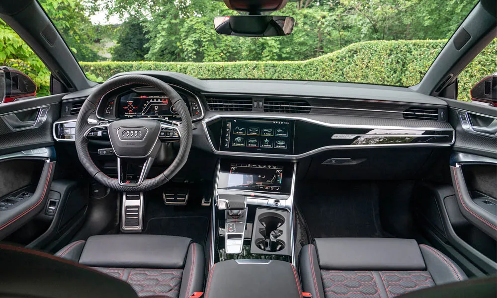 Фото Audi RS7 Sportback — передняя панель. Компоновка экранов, дефлекторов и консоли. Минимум физических кнопок — ставка на экранное управление Audi RS7 Sportback — передняя панель