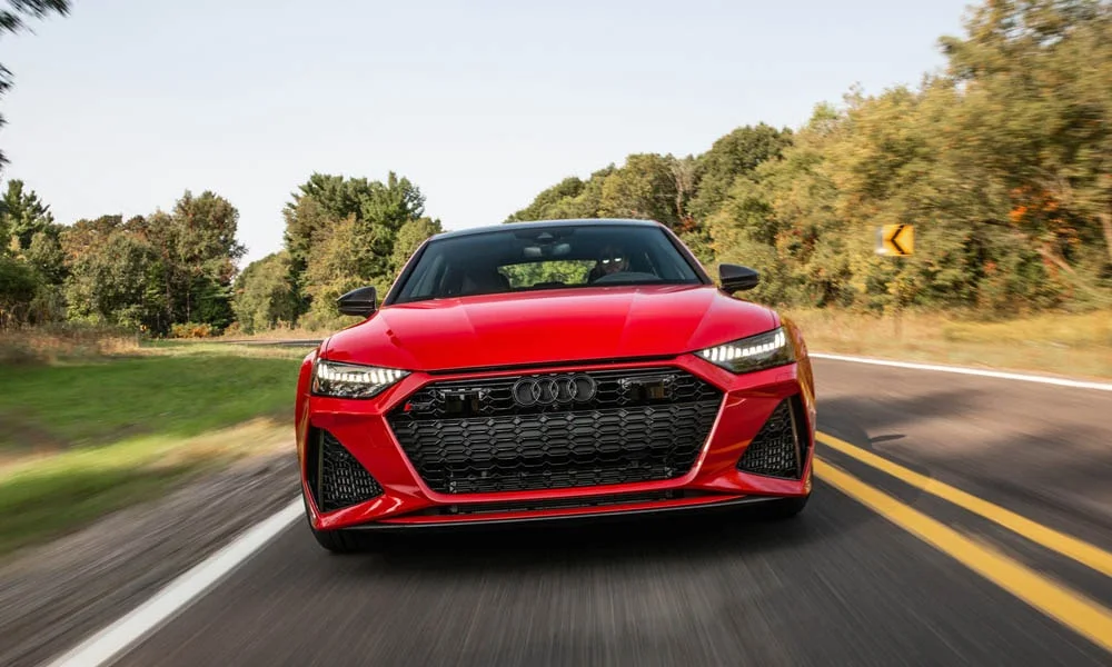 Фото Audi RS7 Sportback — вид спереди, фото 6. Красный кузов, строгая симметрия оптики — базовый ракурс знакомства с дизайном. Дневные ходовые огни включаются автоматически с запуском Audi RS7 Sportback — вид спереди, фото 6